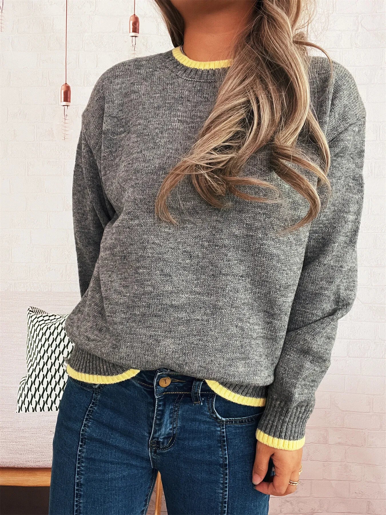 Ribbed long sleeve sweater with contrast trim made of 100% polyester in one size