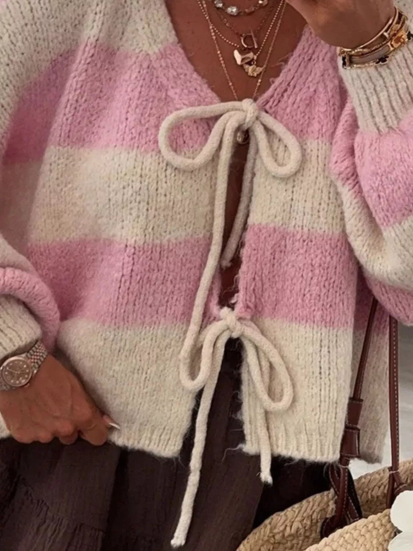 Striped tie-front cardigan made of slightly stretchy 100% polyester fabric.