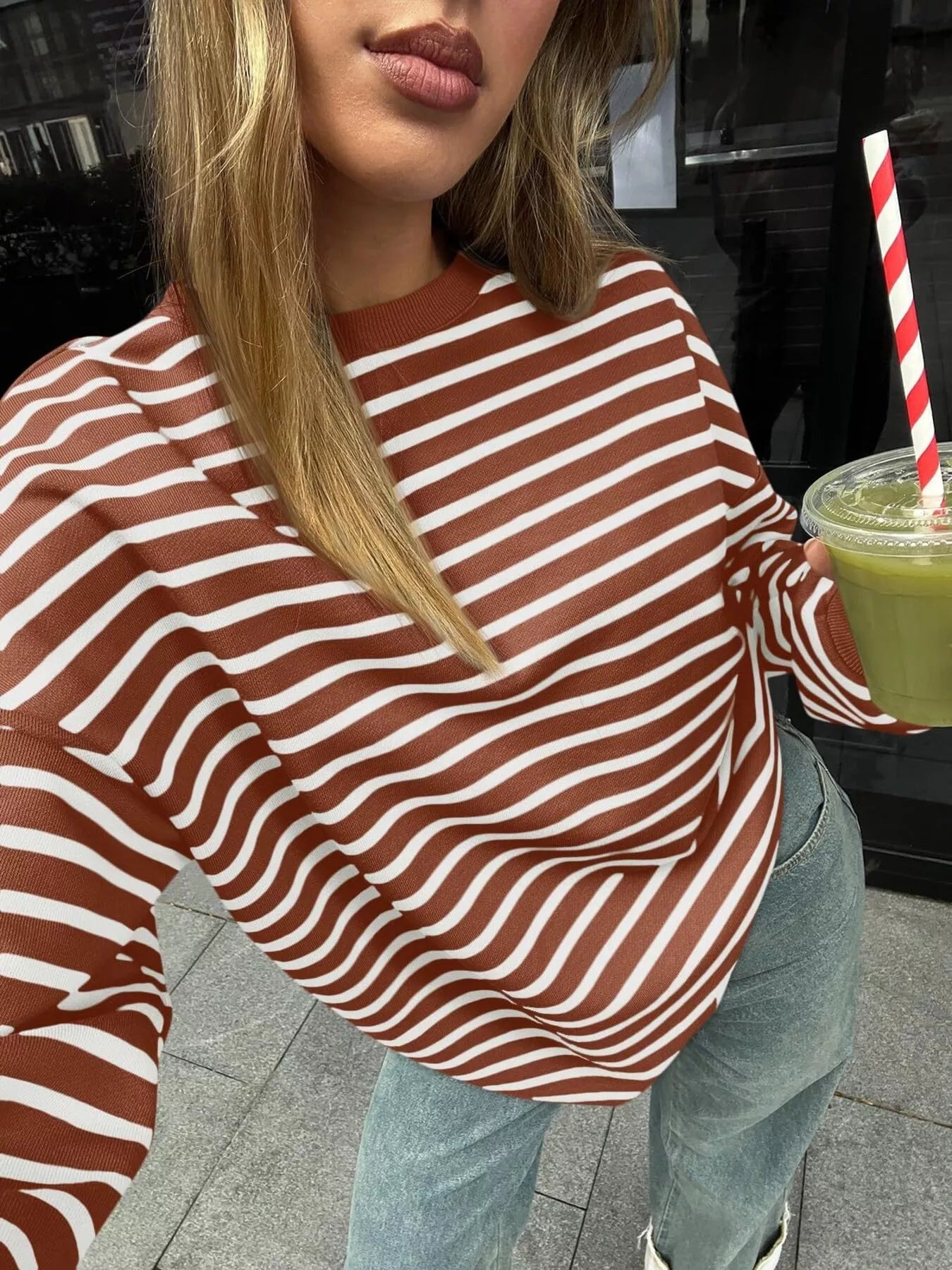 Oversized striped sweatshirt in a rayon blend with a casual style and slightly stretchy fabric.