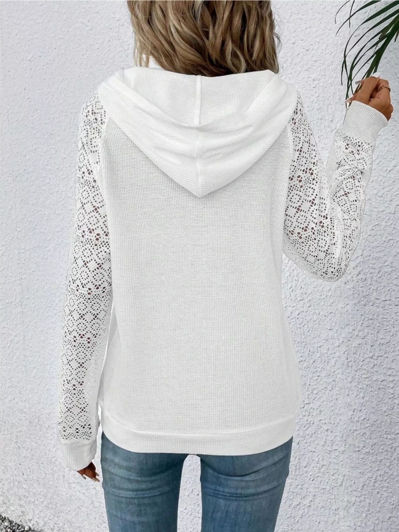 Gray hoodie with lace sleeves and kangaroo pocket made of stretch polyester blend