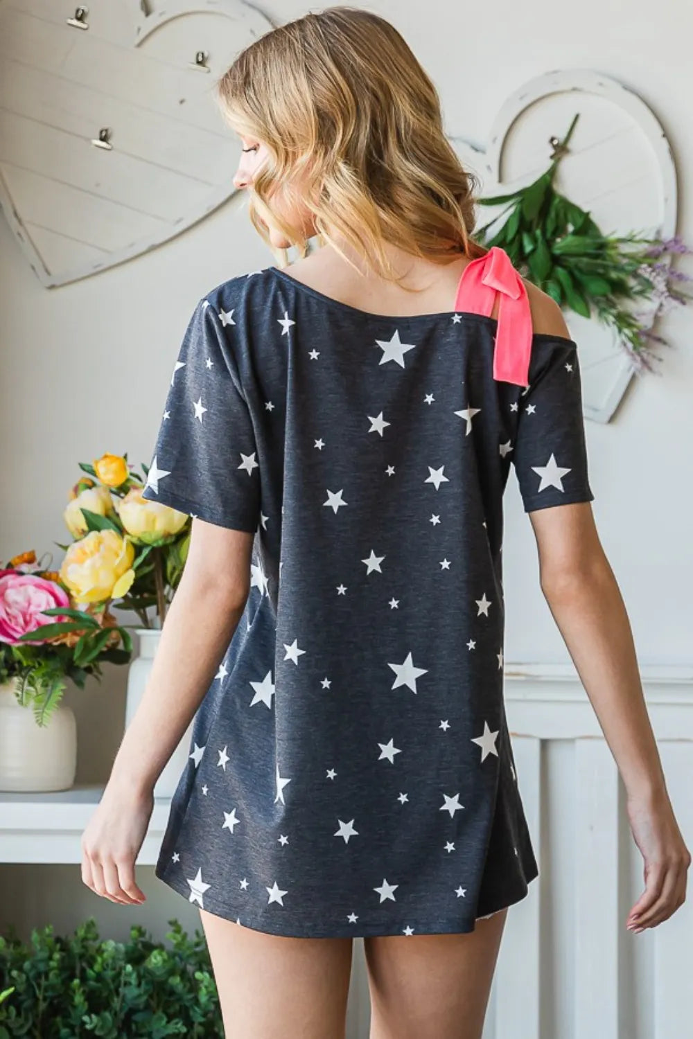 Short sleeve top with asymmetrical neckline and star print in black and white colors