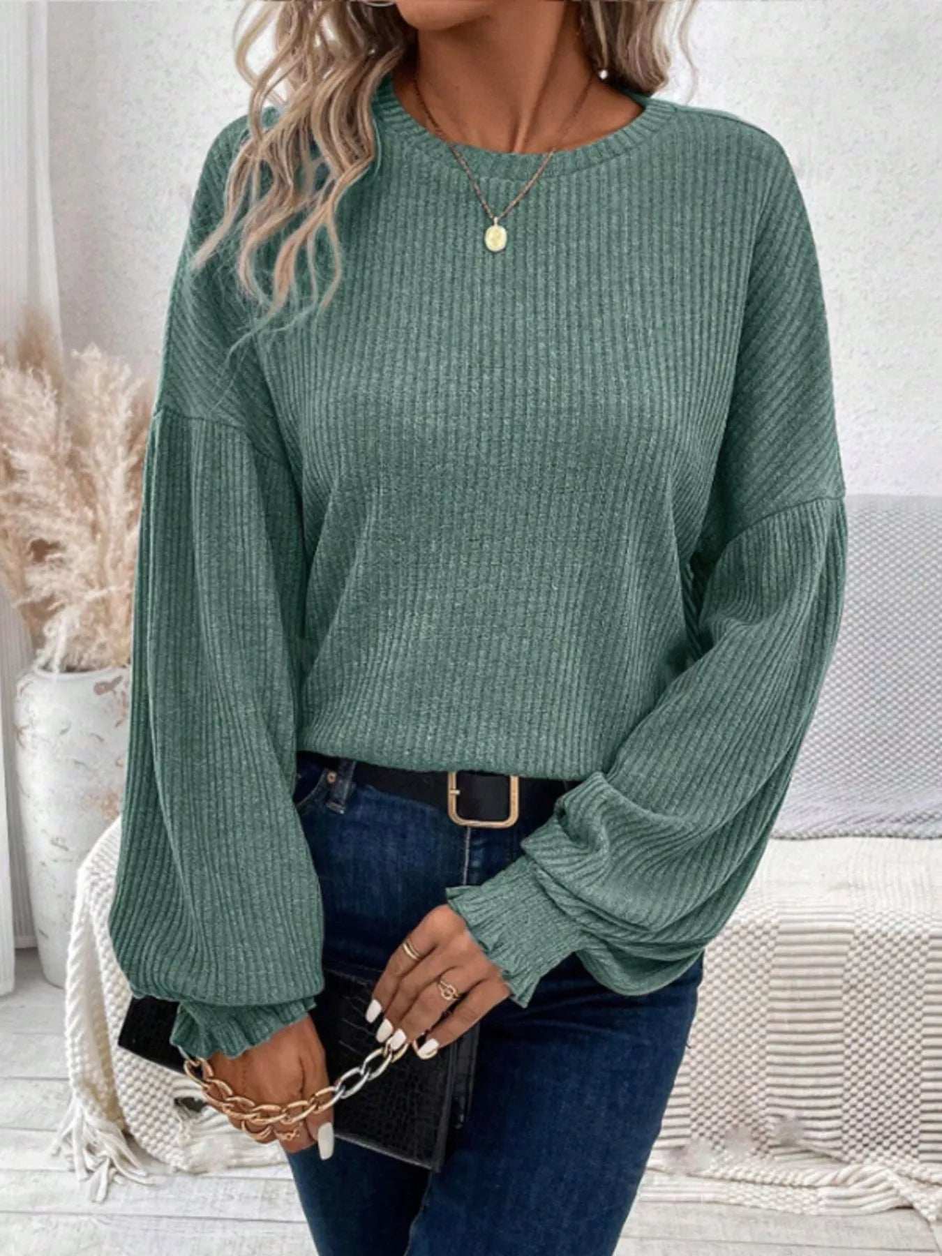 Ribbed long sleeve t-shirt in a stretchy polyester blend with a fitted silhouette.