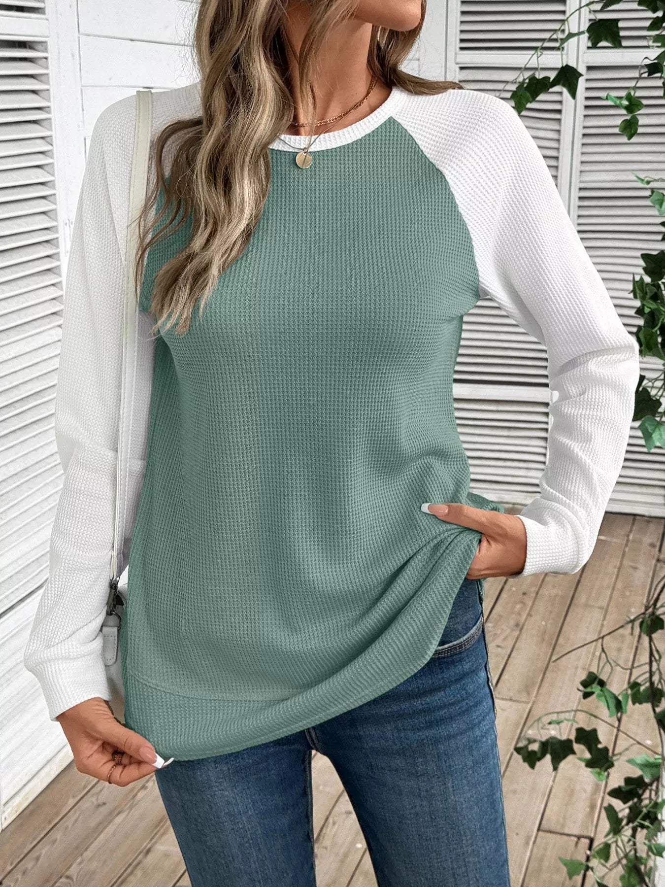 Waffle knit t-shirt with contrast raglan sleeves in a slightly stretchy fabric.