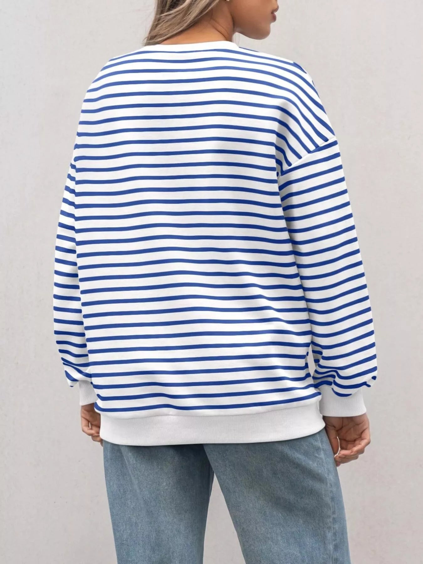 Oversized striped sweatshirt in a rayon blend with a casual style and slightly stretchy fabric.