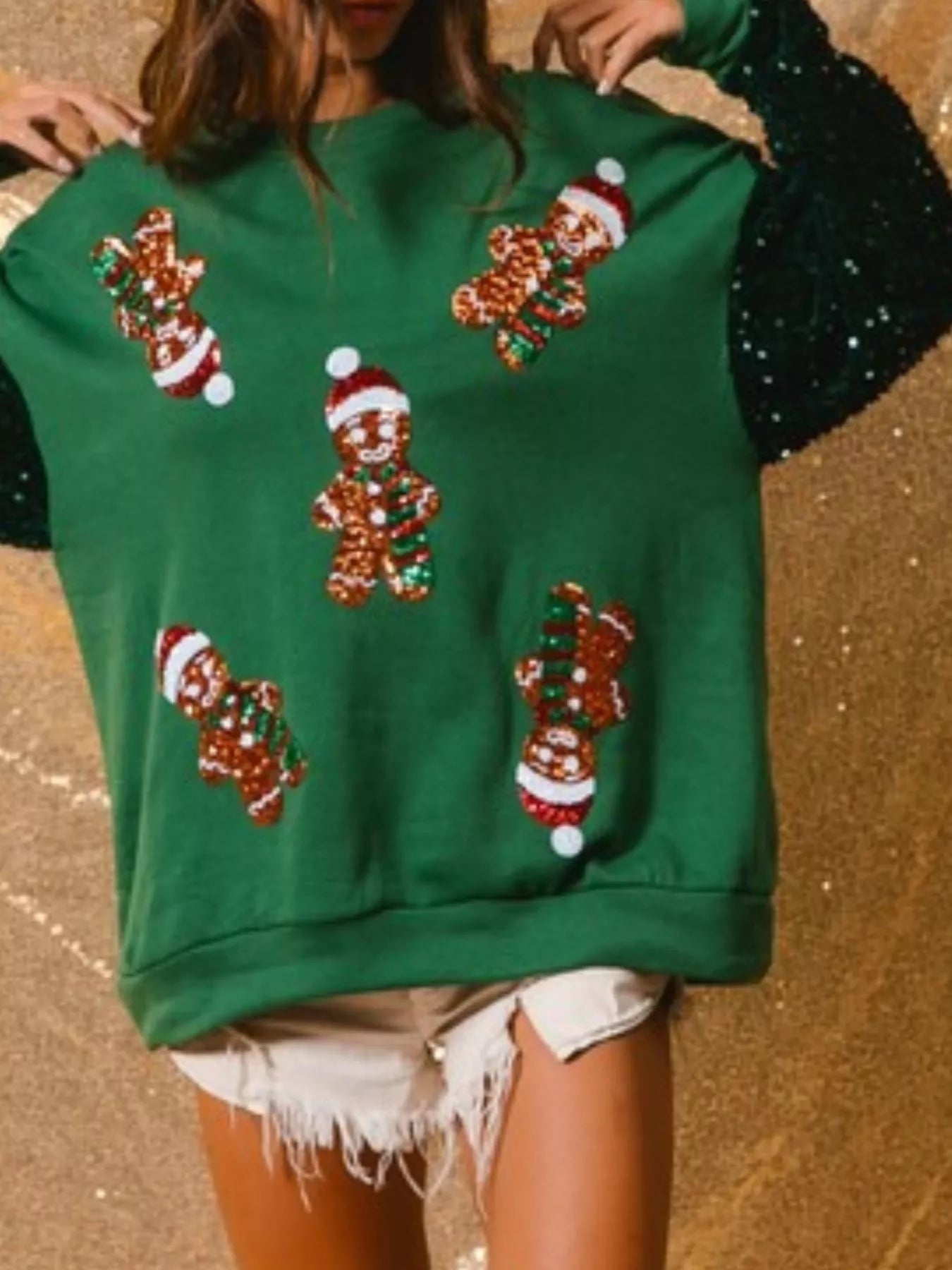 Long sleeve sweatshirt with sequins, featuring a comfortable fit and a subtle shimmer.