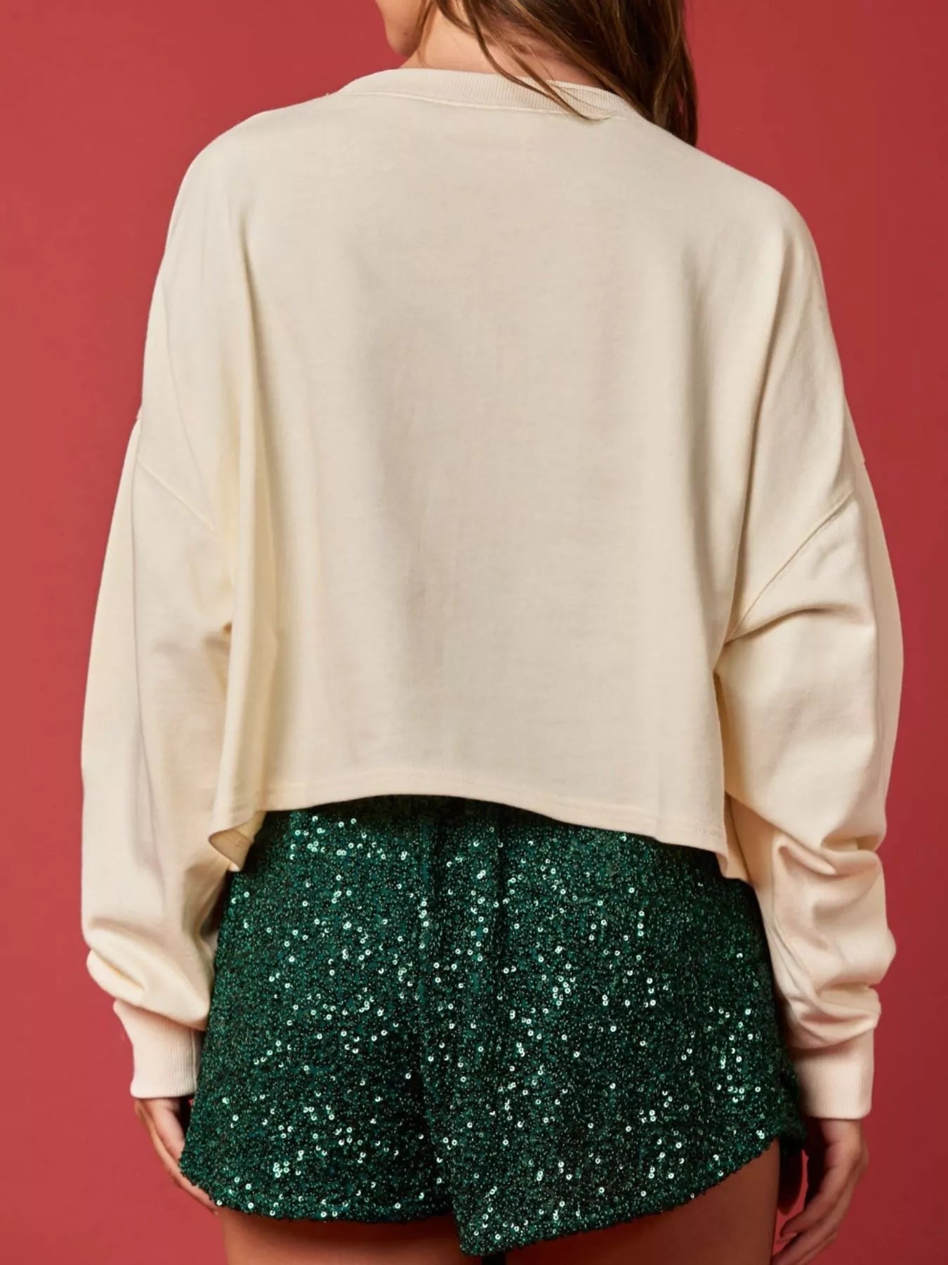 Sequin embellished sweatshirt in light gray with shimmering details and a comfortable fit.