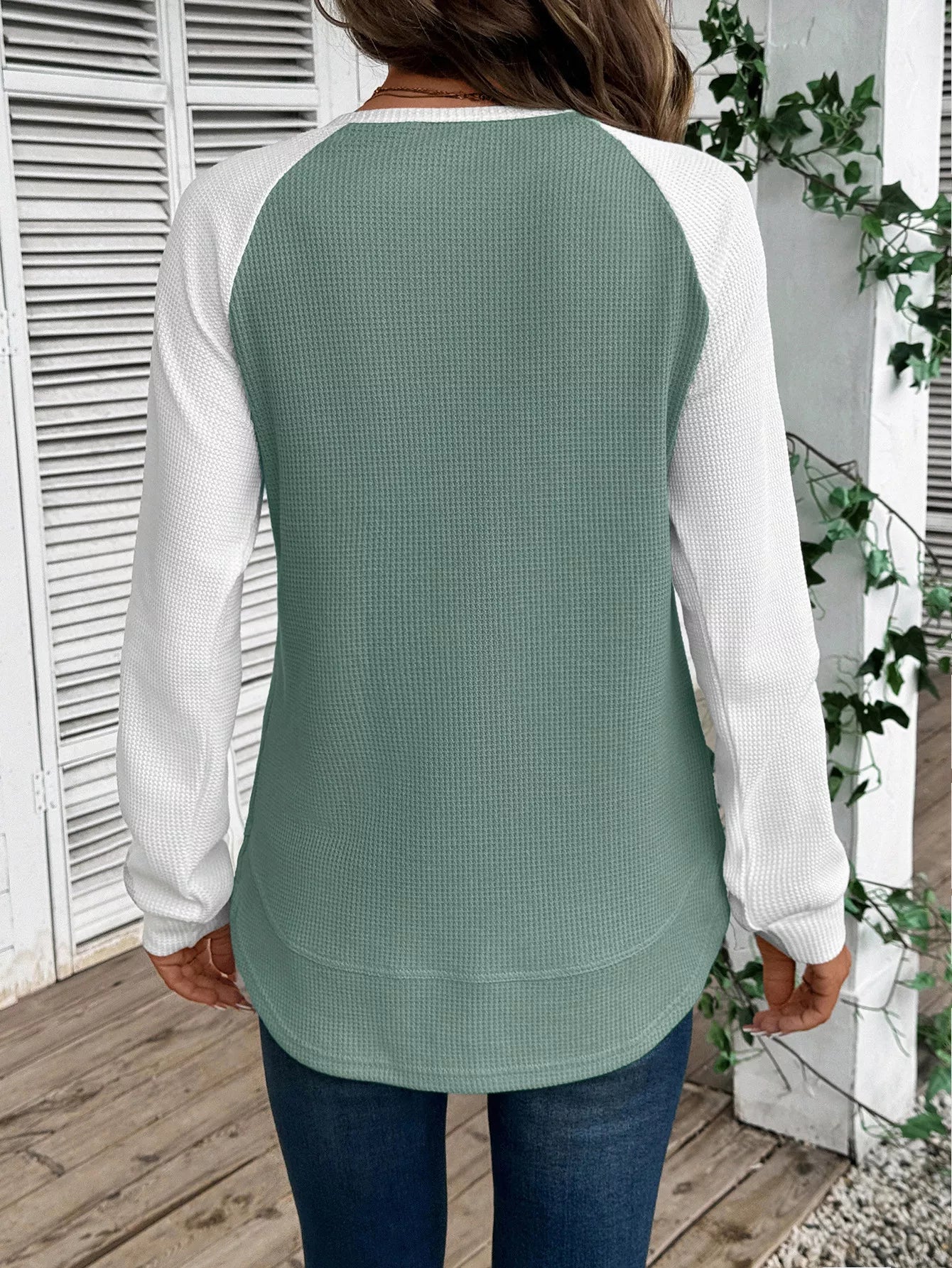 Long-sleeve waffle knit t-shirt with contrast raglan sleeves in a slightly stretchy fabric