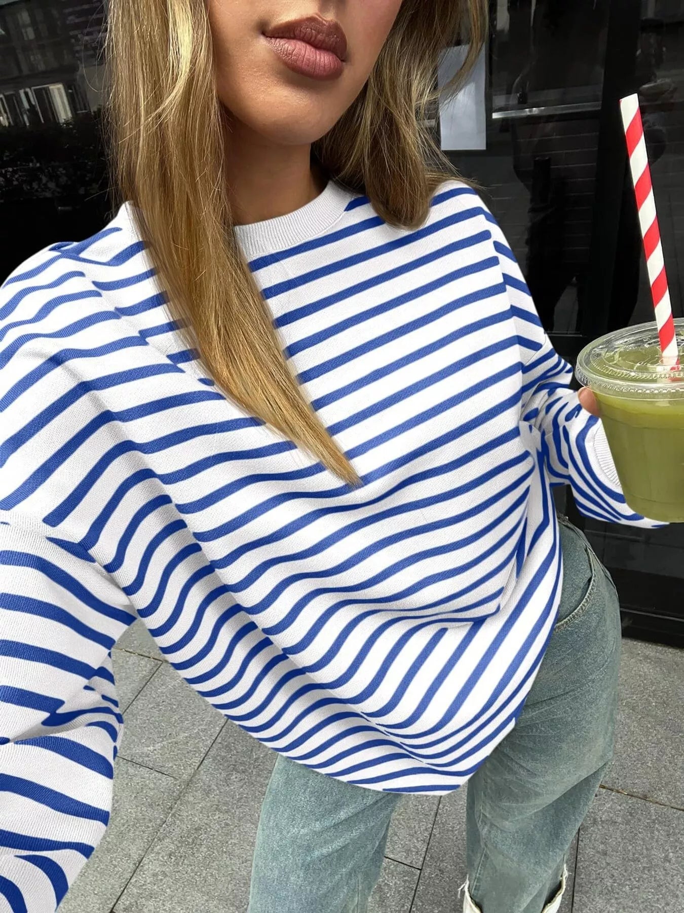 Oversized striped sweatshirt in a rayon blend with a casual style and slightly stretchy fabric.