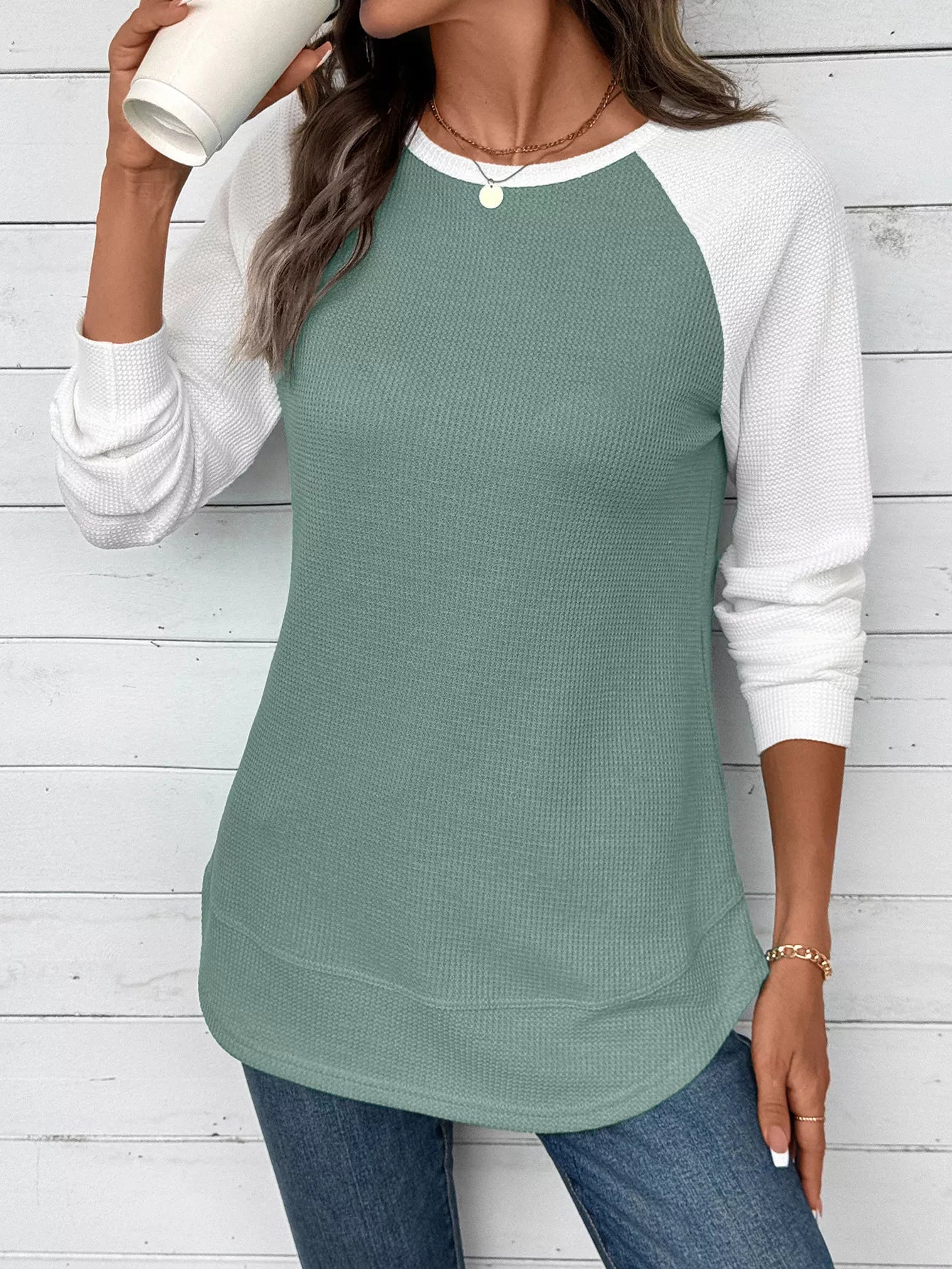 Contrast raglan sleeve t-shirt in waffle knit with slightly stretchy fabric.
