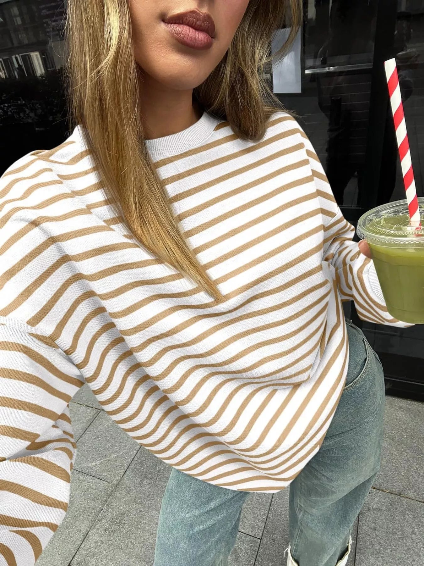 Oversized striped sweatshirt made of a rayon-spandex blend with a casual style.