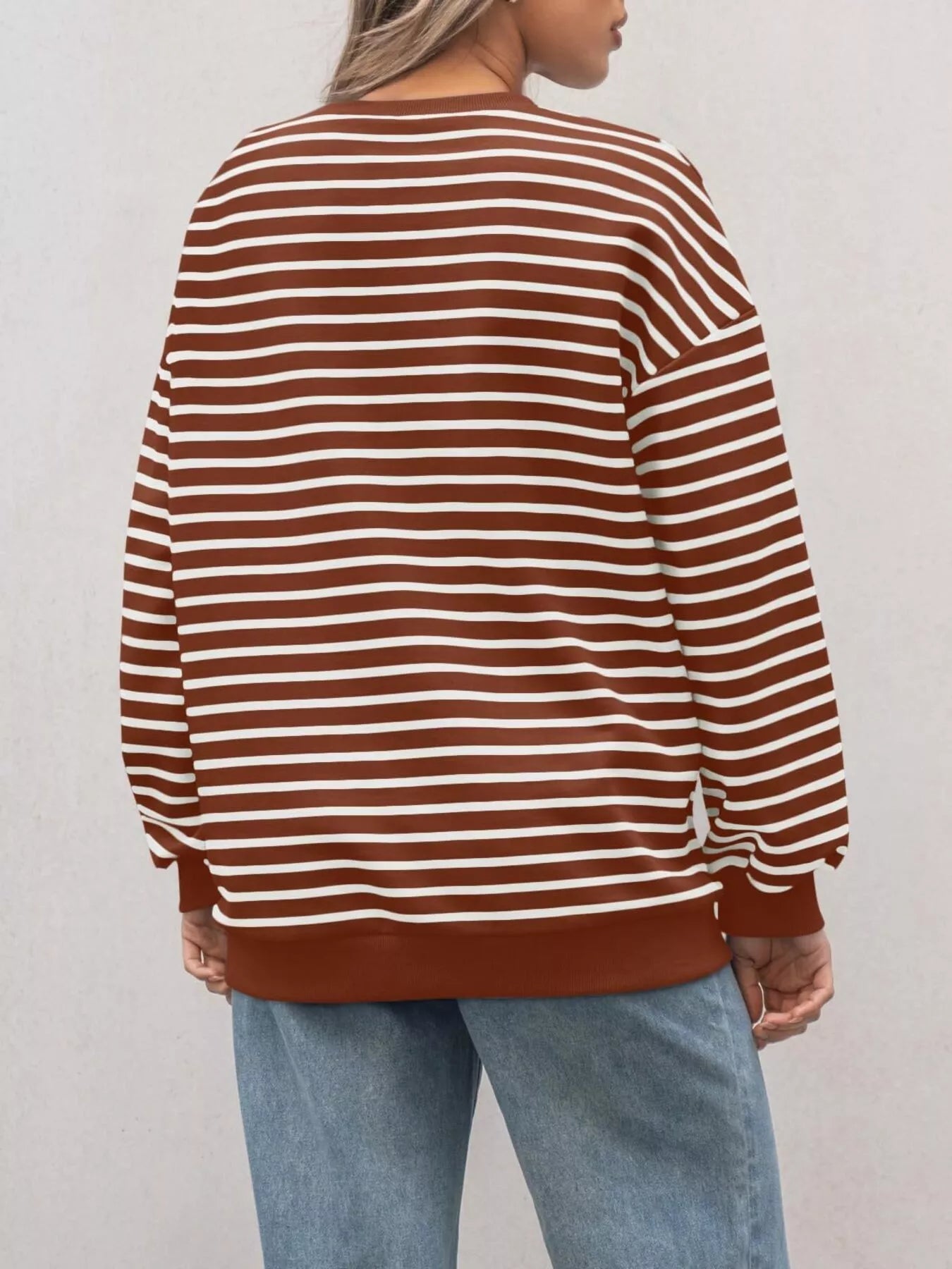 Oversized striped sweatshirt in a rayon blend with a casual style and slightly stretchy fabric.