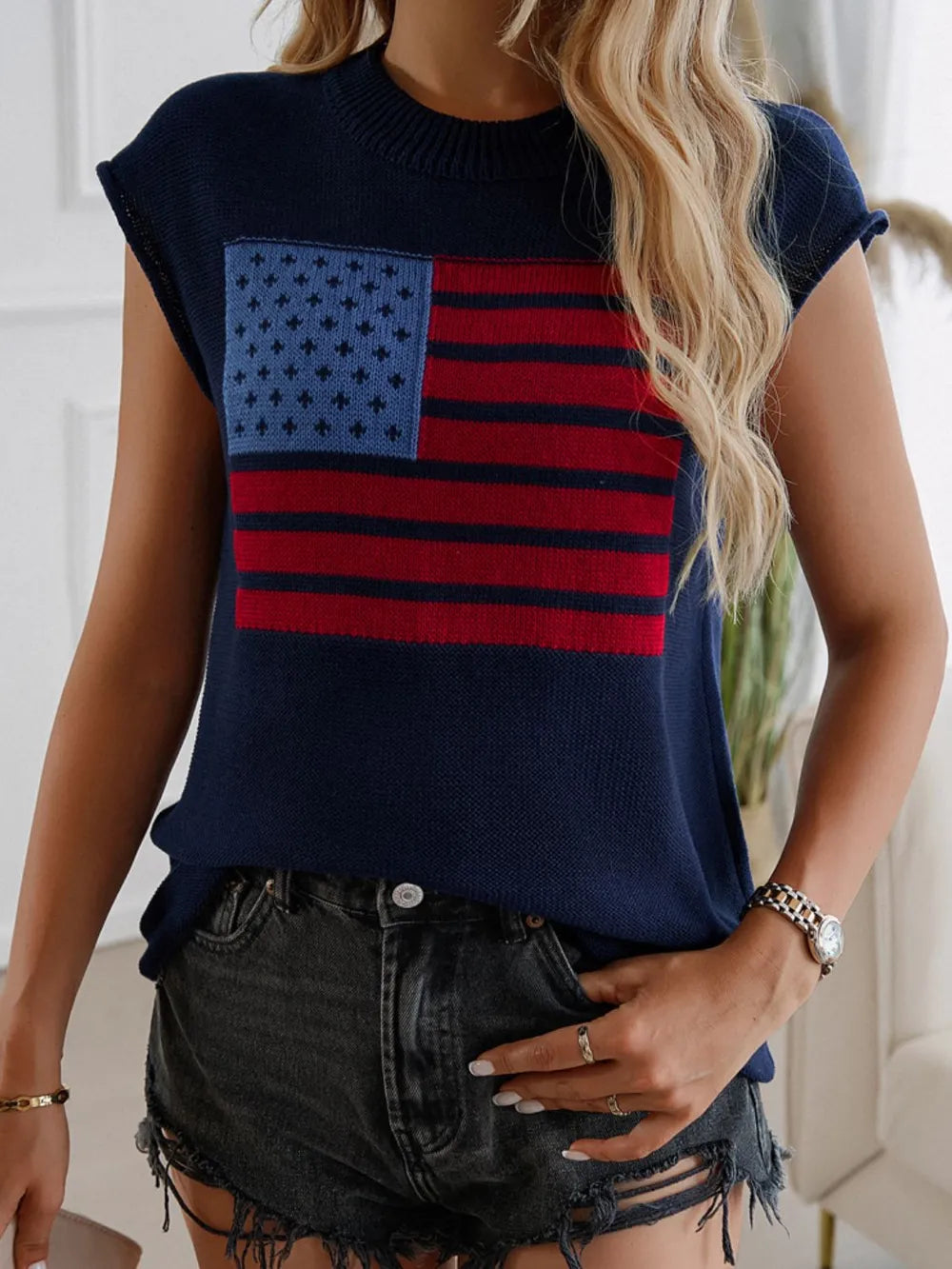Polyester round neck sweater vest with US flag design and moderate stretch in basic style
