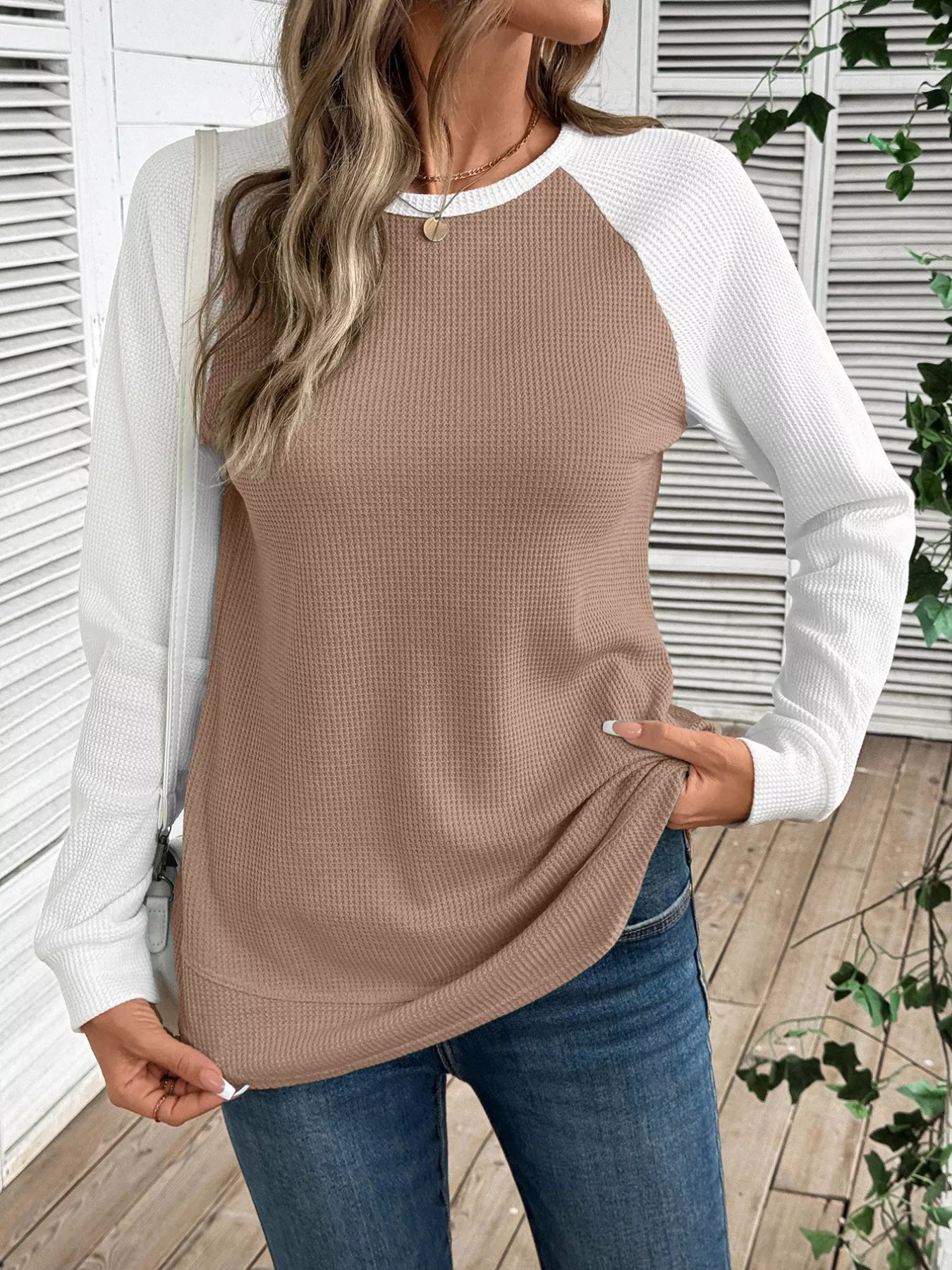 Waffle knit T-shirt with contrast raglan sleeves in a slightly stretchy fabric.