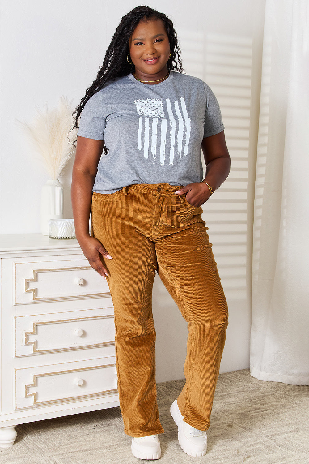US flag graphic t-shirt with cuffed sleeves made of polyester blend fabric.