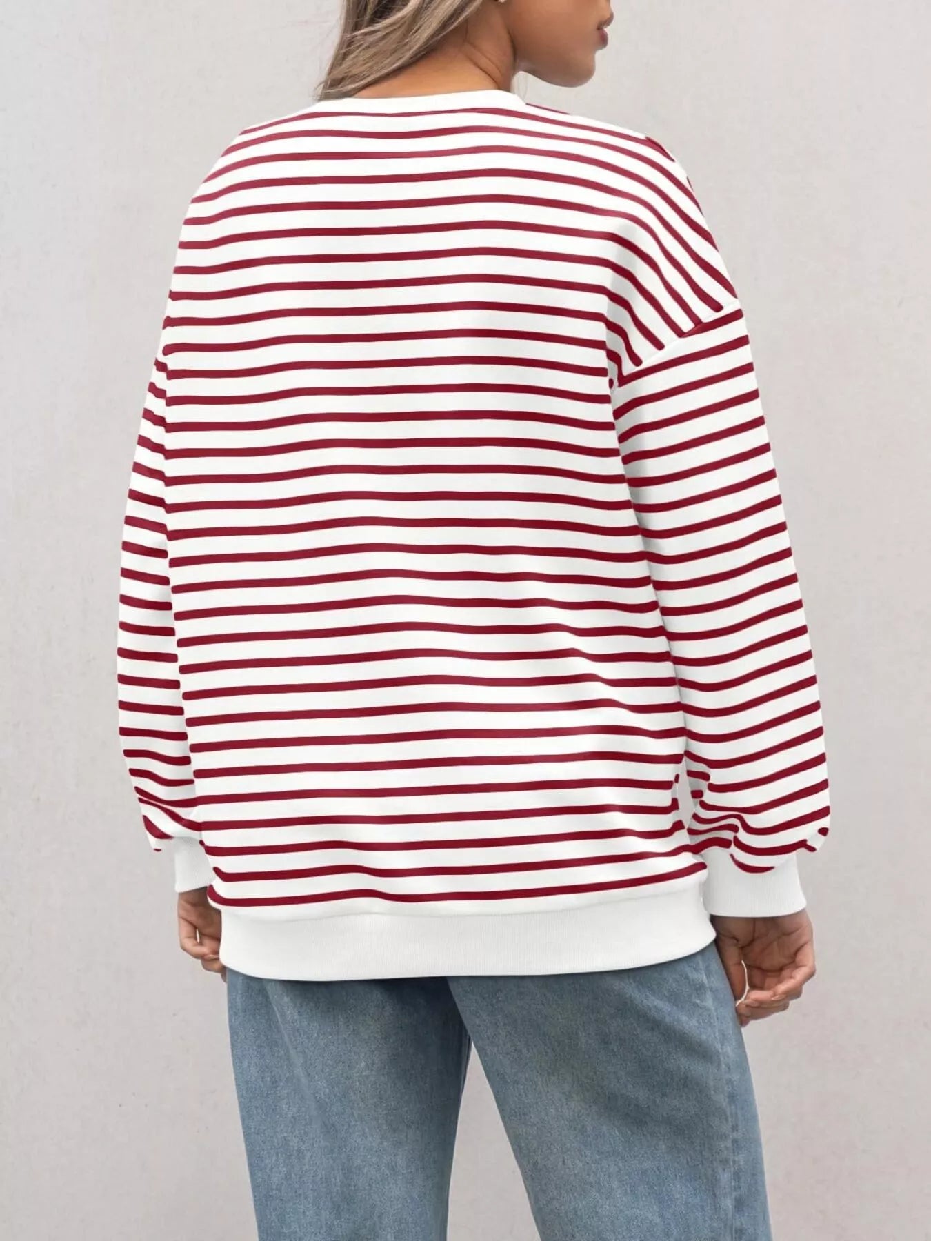 Oversized striped sweatshirt in a rayon blend with a casual style and slightly stretchy fabric.