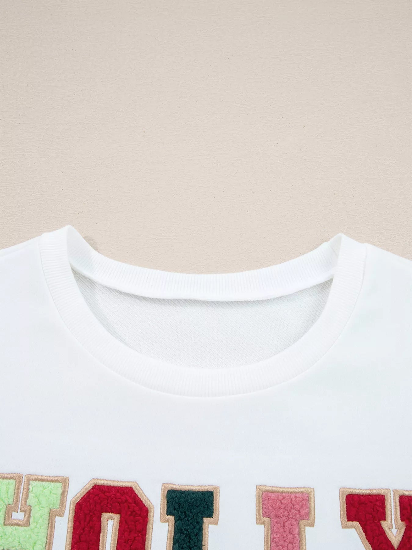 Embroidered round neck sweatshirt in a polyester cotton blend, featuring a cozy fit.