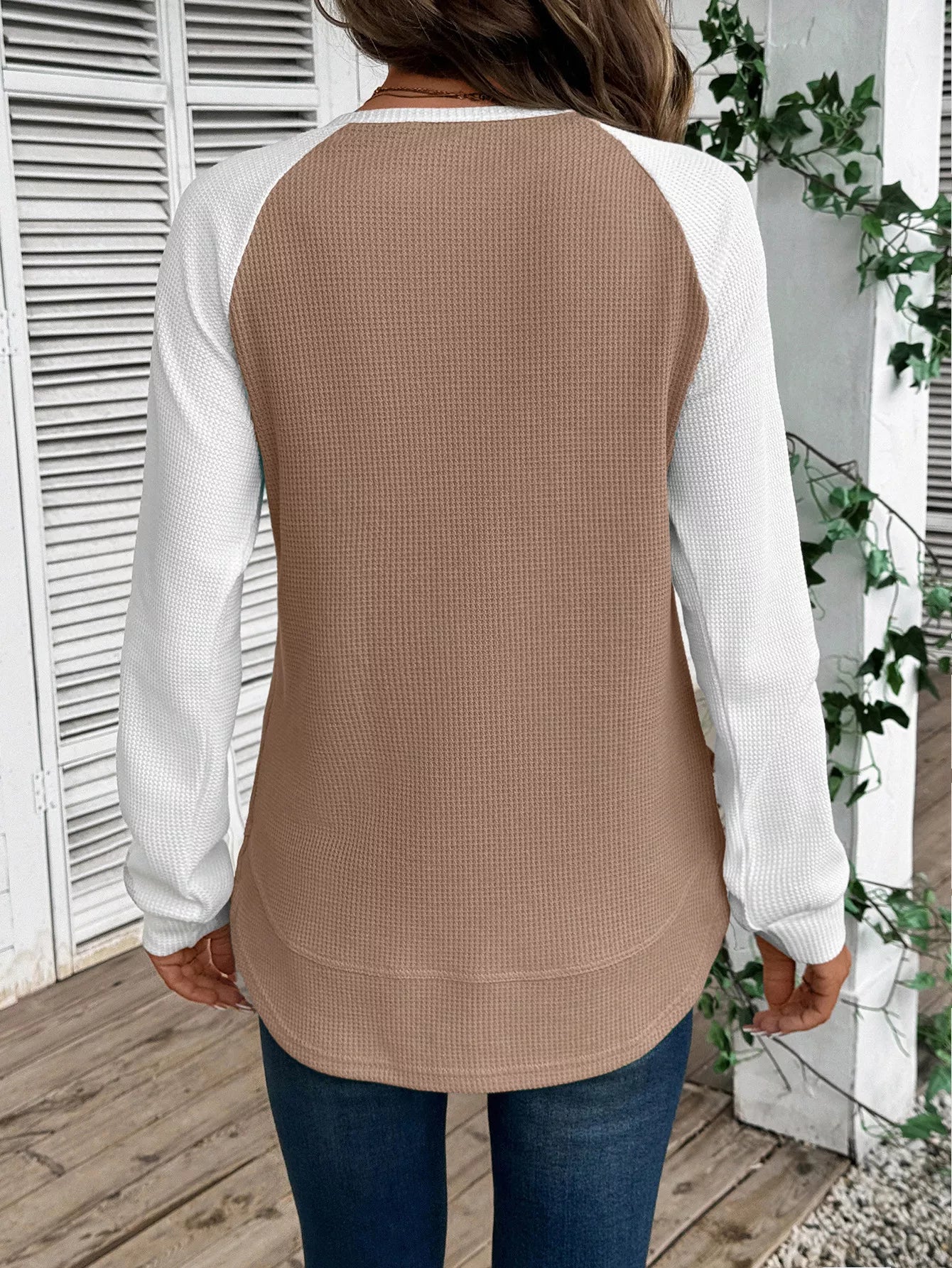 Waffle knit t-shirt with contrast raglan sleeves in a slightly stretchy fabric.