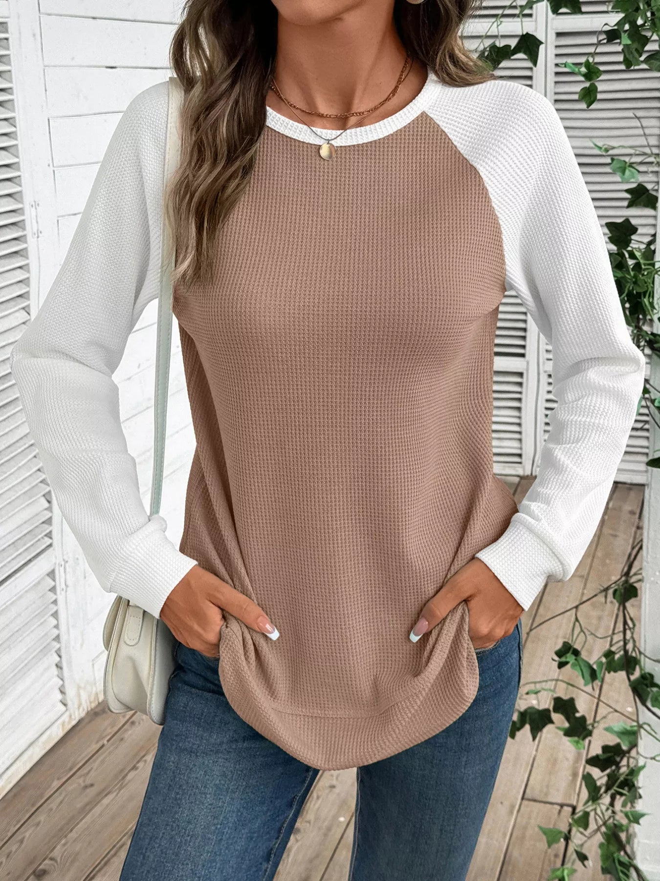 Waffle knit t-shirt with contrast raglan sleeves in a slightly stretchy fabric.