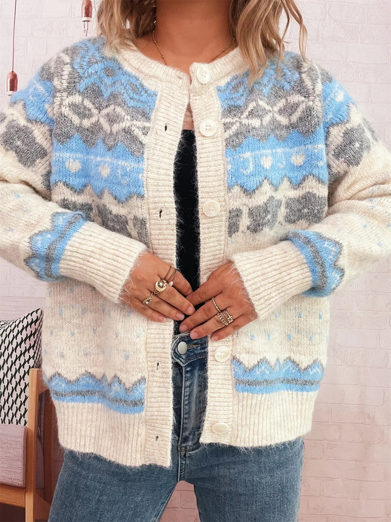 A ribbed button-down cardigan in stretchy polyester with a relaxed fit and long sleeves.