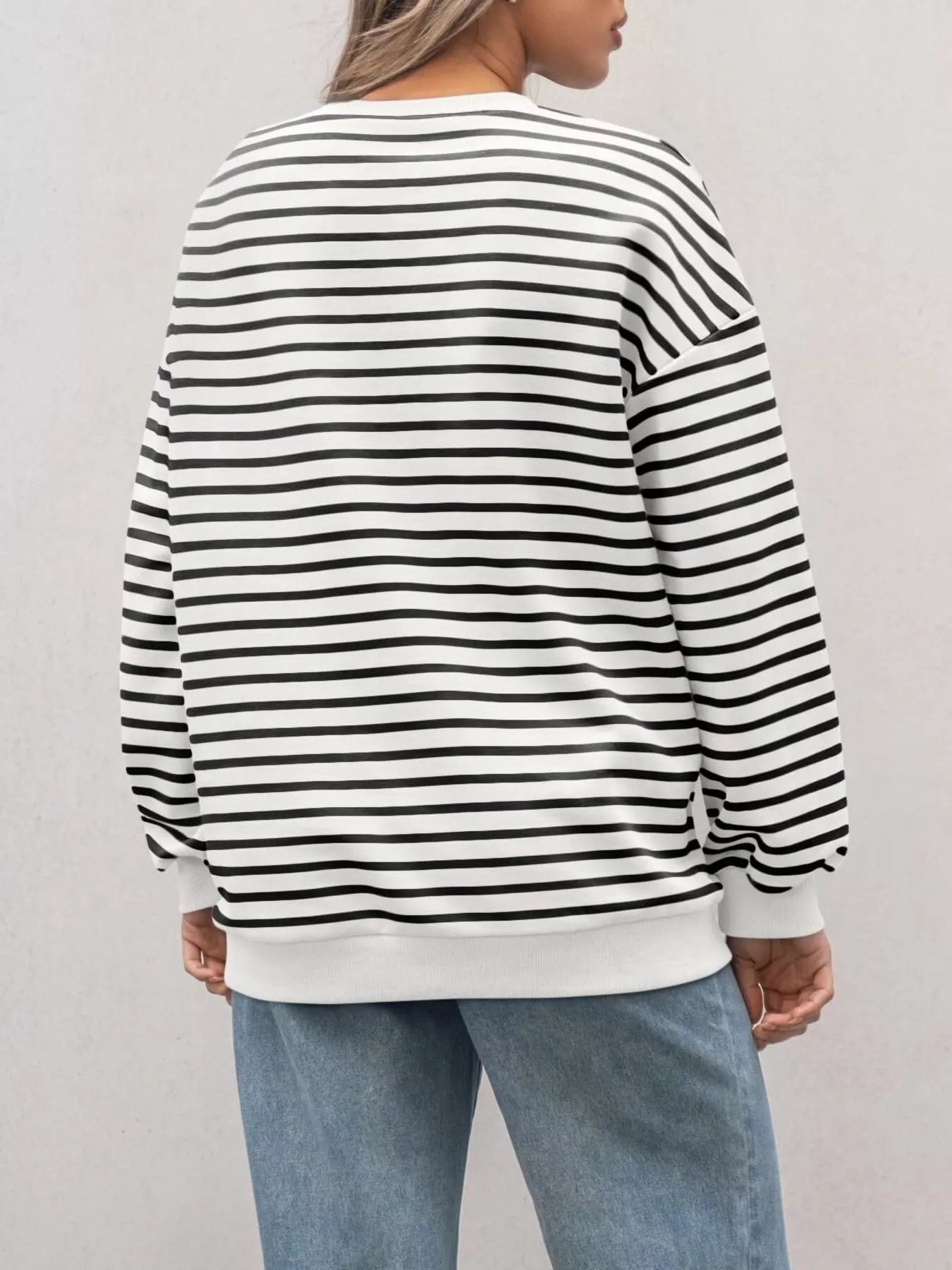 Oversized striped sweatshirt made of a rayon blend with a casual style.