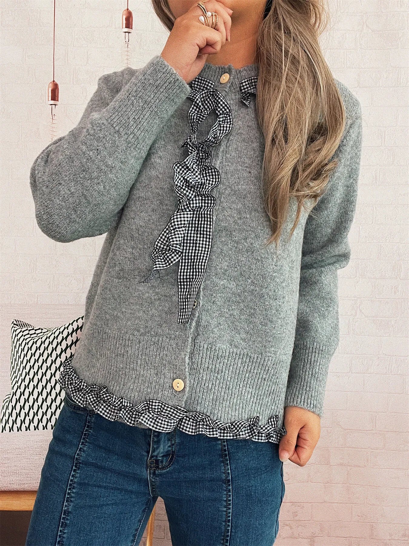 White and black gingham cardigan with ruffle trim and buttons made of stretch polyester