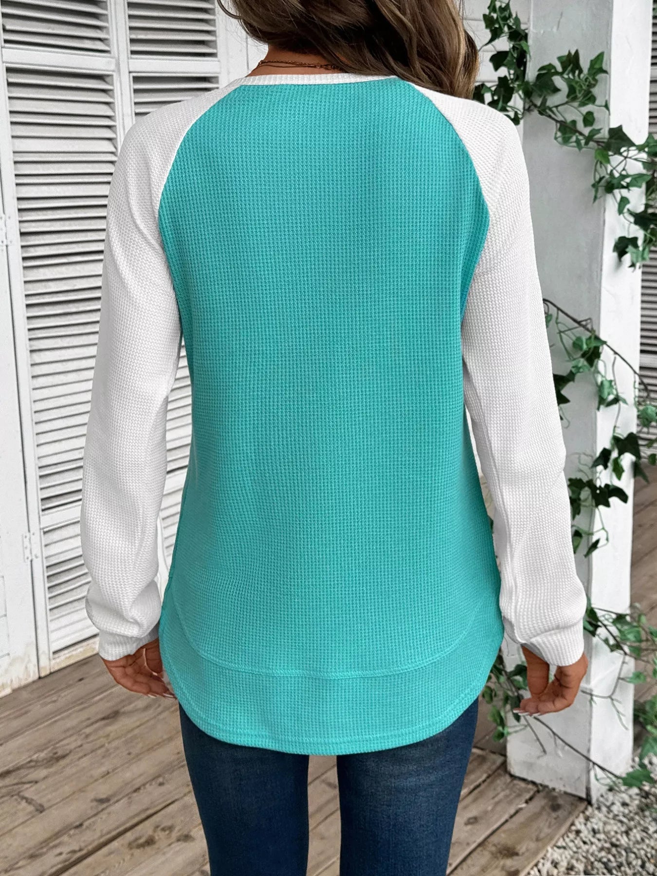 Contrast raglan sleeve t-shirt in waffle knit with slightly stretchy fabric.