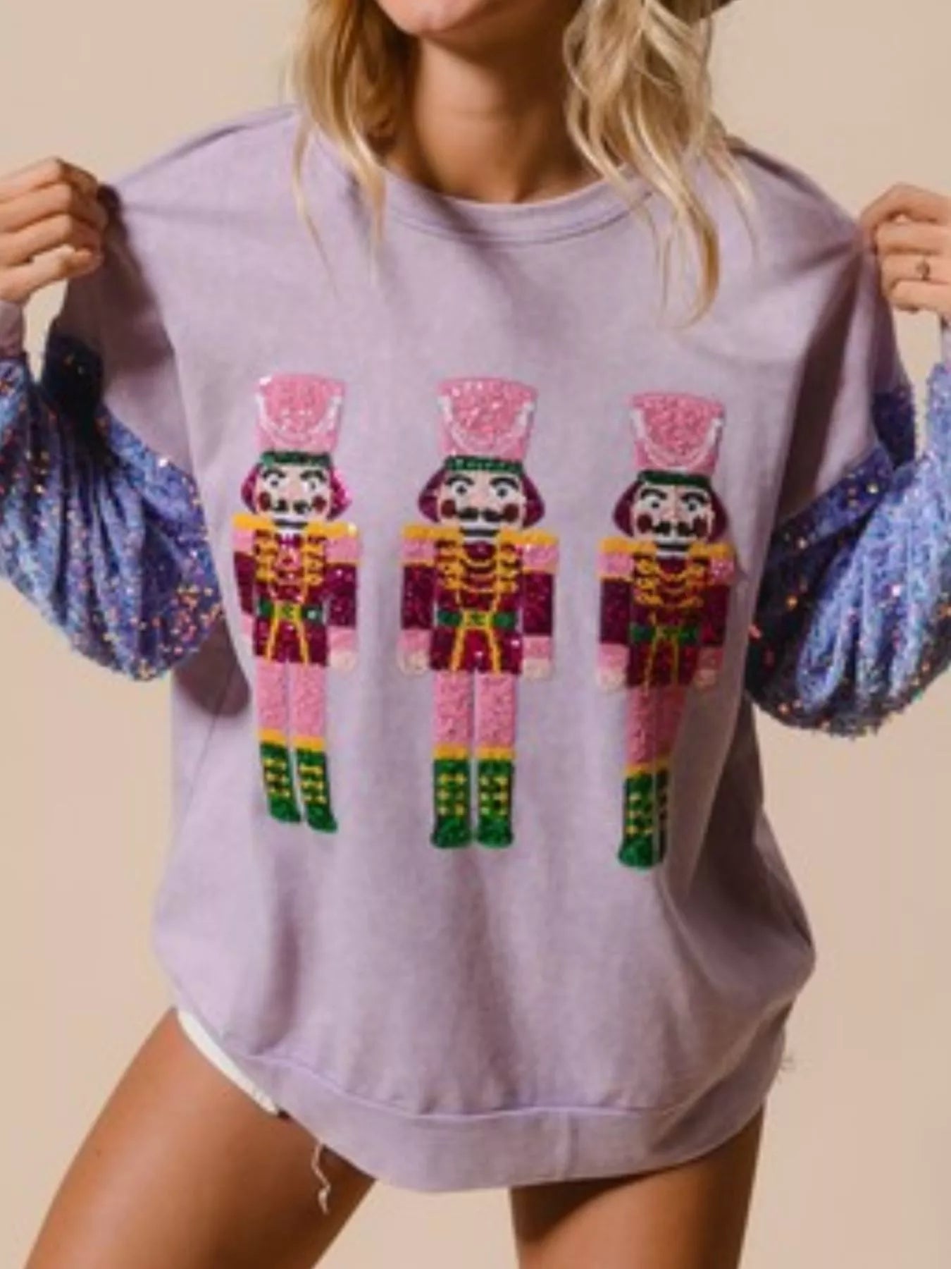Long sleeve sweatshirt with delicate sequins and a comfortable fit in festive style