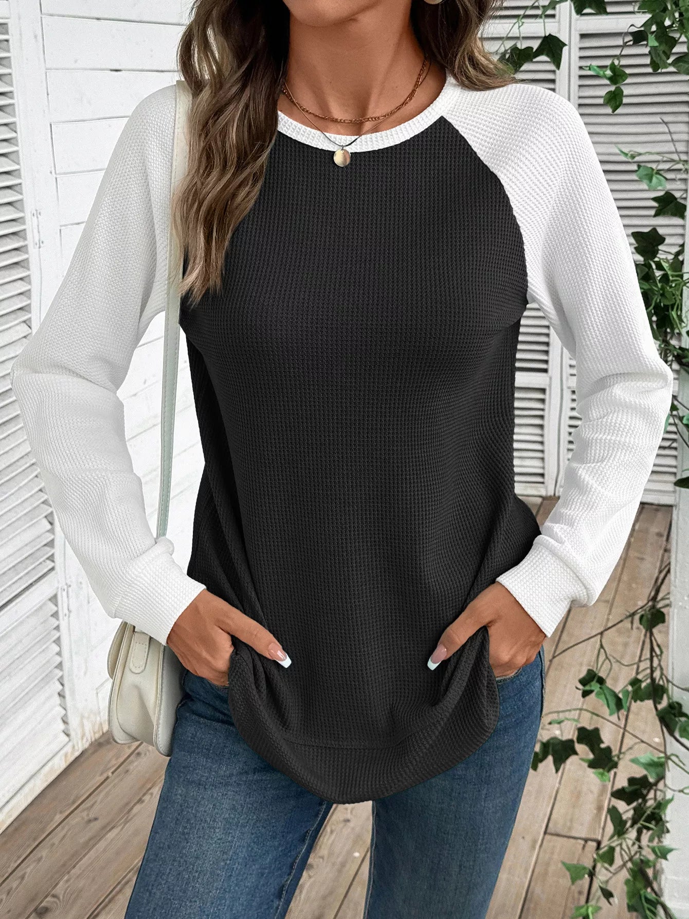 Contrast raglan sleeve t-shirt in waffle knit with a slightly stretchy fit.