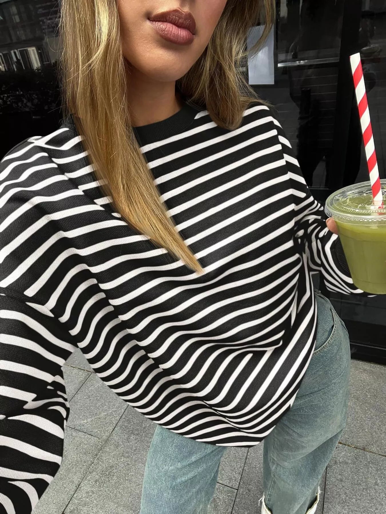 Oversized striped sweatshirt in a rayon blend with a casual style and slightly stretchy fabric.