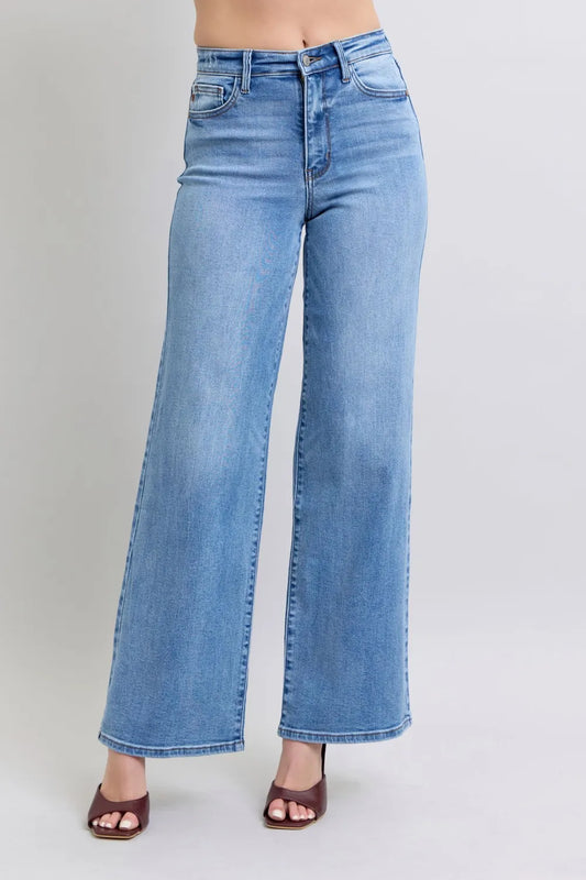 High-waist wide-leg jeans in light wash with front pockets, modeled on a mannequin.