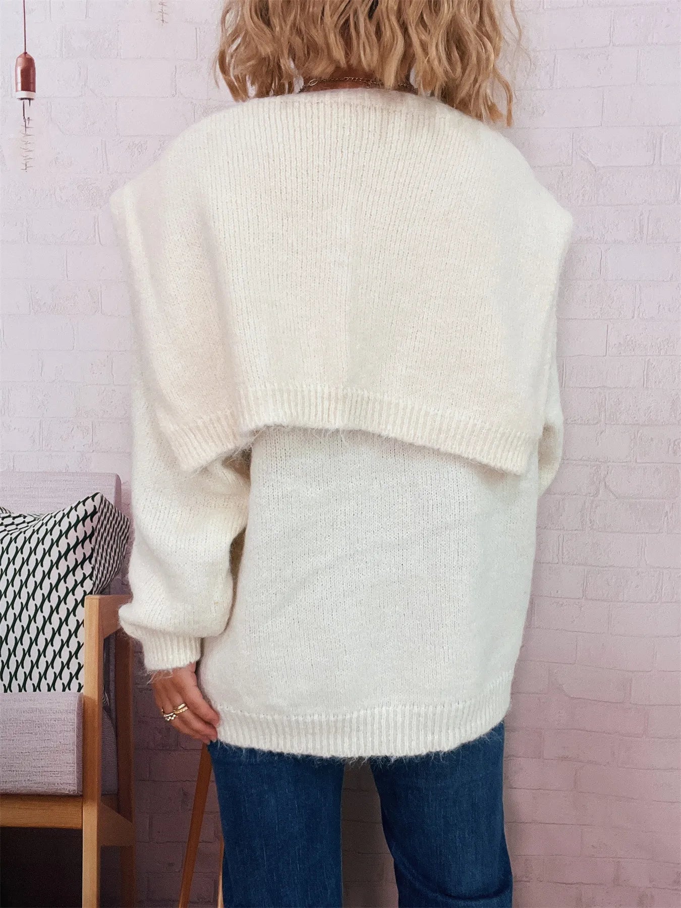 Lightweight ribbed hem V-neck sweater with shawl in a basic style and slightly stretchy fabric.
