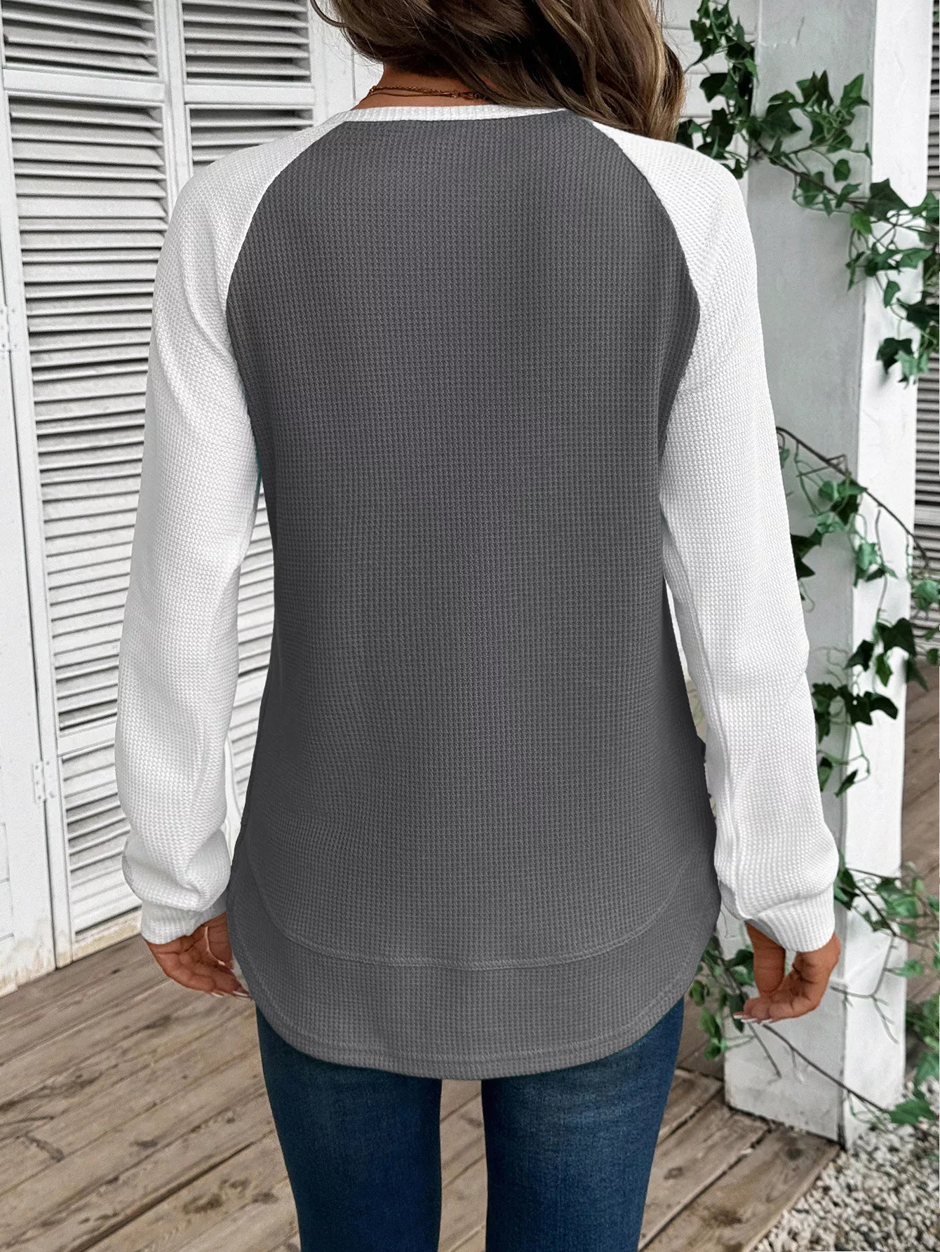 Waffle knit T-shirt with contrast raglan sleeves in a slightly stretchy fabric.