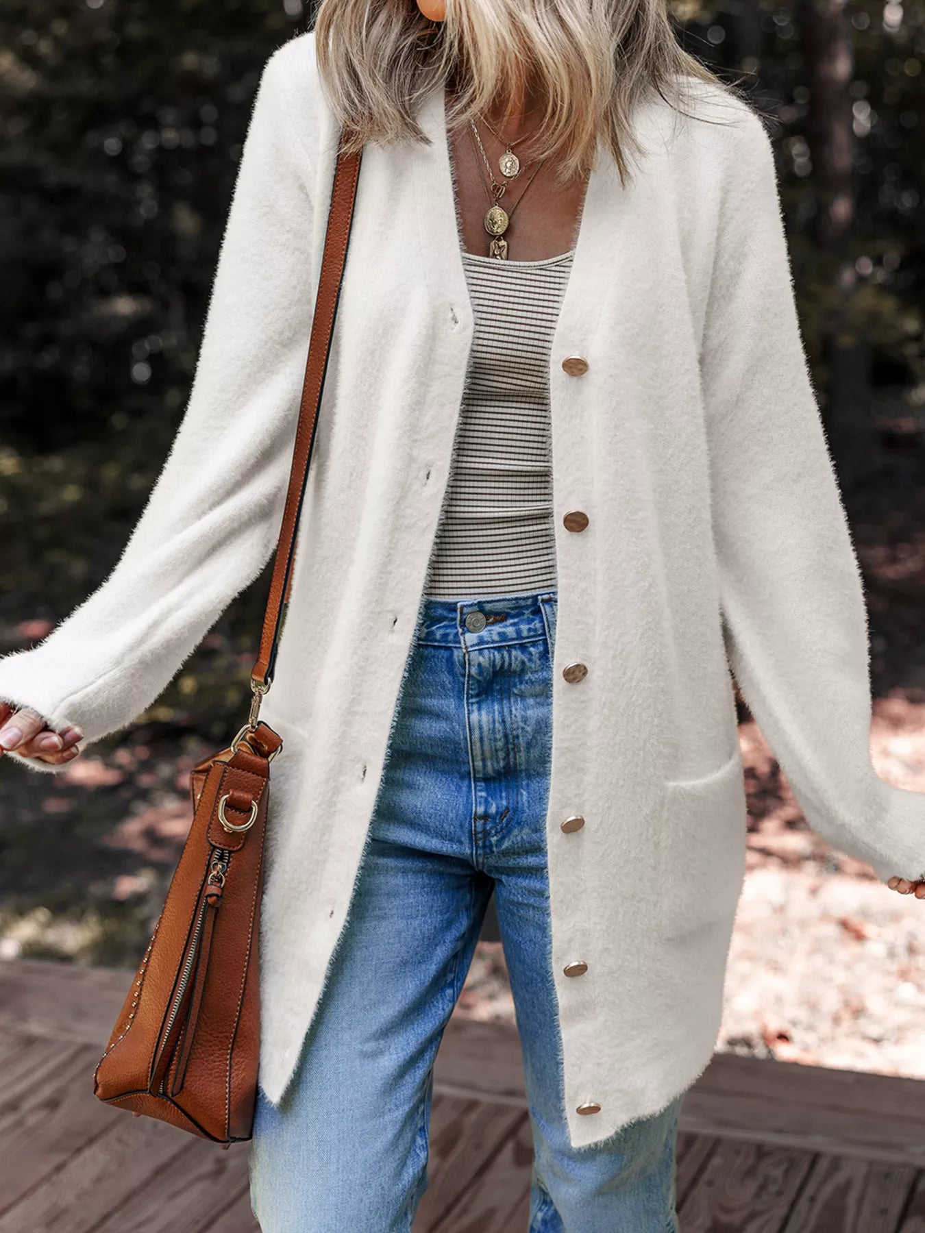 Fuzzy buttoned cardigan in a viscose blend with practical pockets for everyday wear.