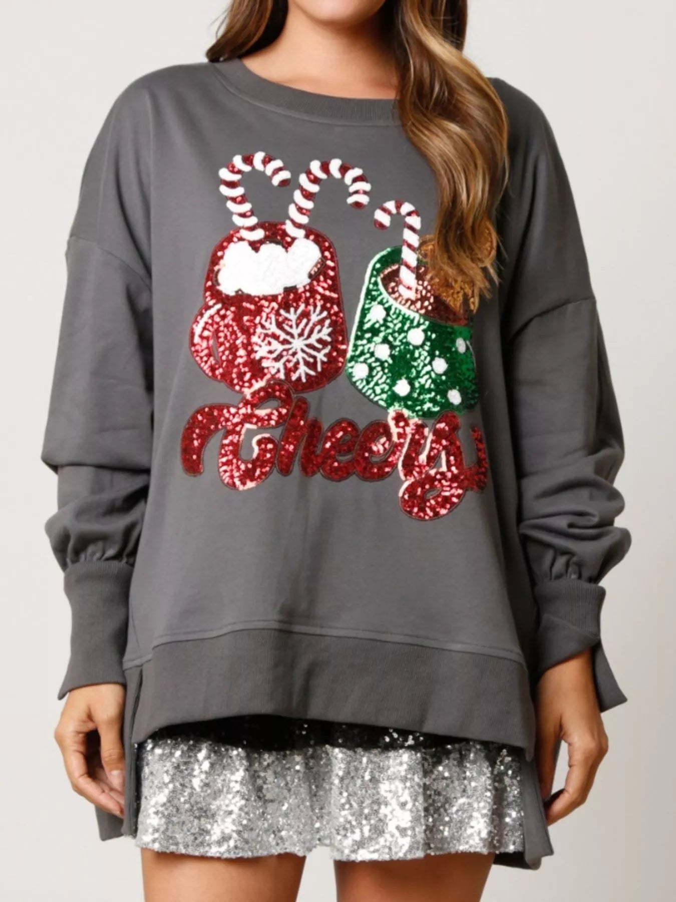 High-low sweatshirt in polyester with sequins, perfect for holiday gatherings.