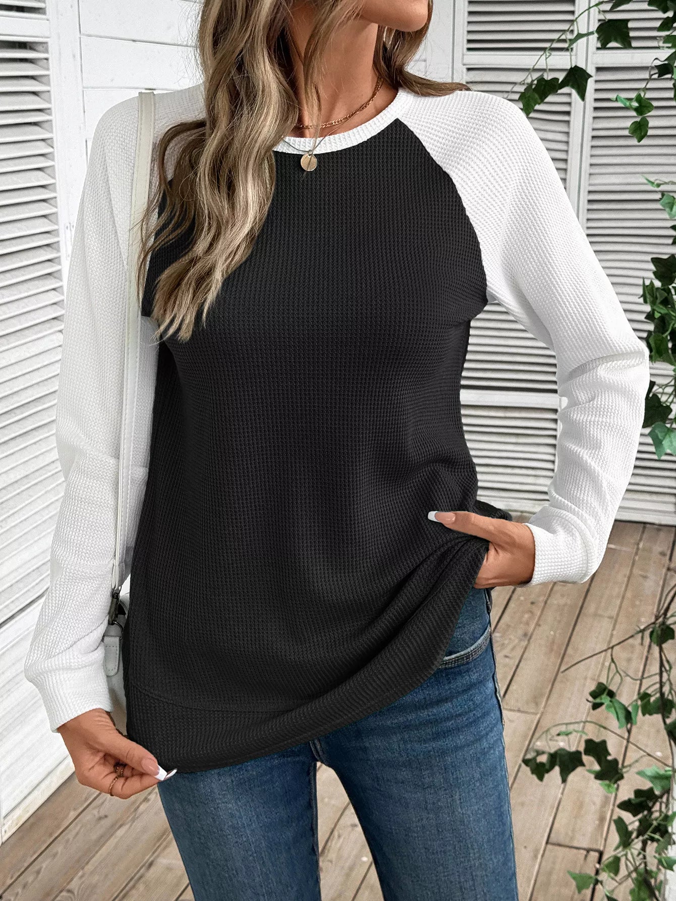 Contrast raglan sleeve t-shirt in waffle knit with slightly stretchy fabric.