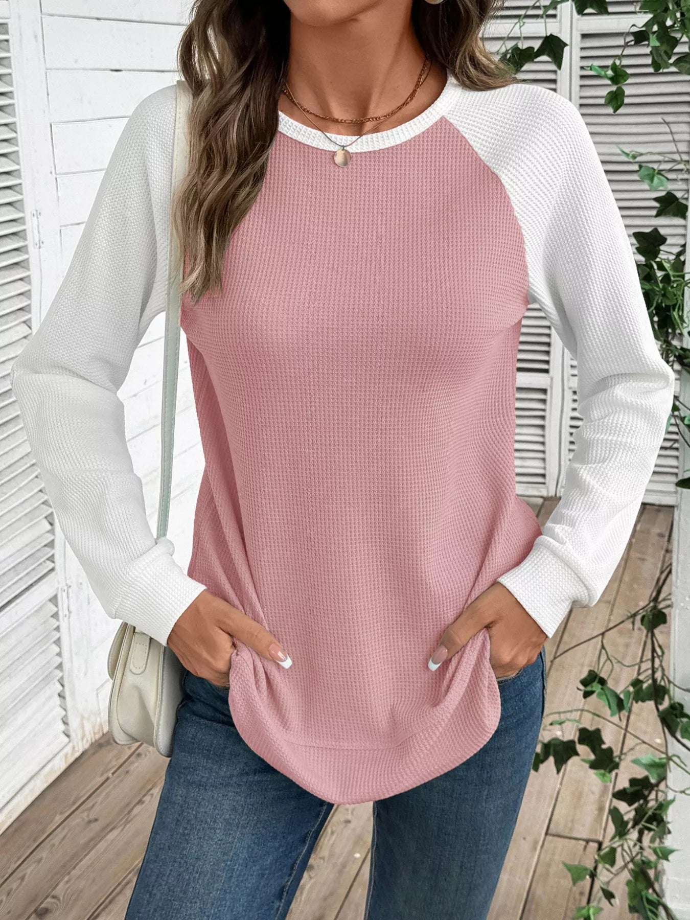Contrast raglan sleeve t-shirt in waffle knit with slightly stretchy fabric.
