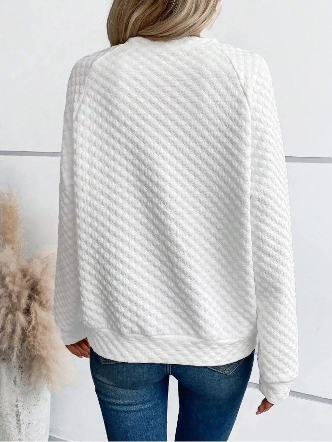 Textured sweatshirt with notched raglan sleeves in a basic style and no stretch.
