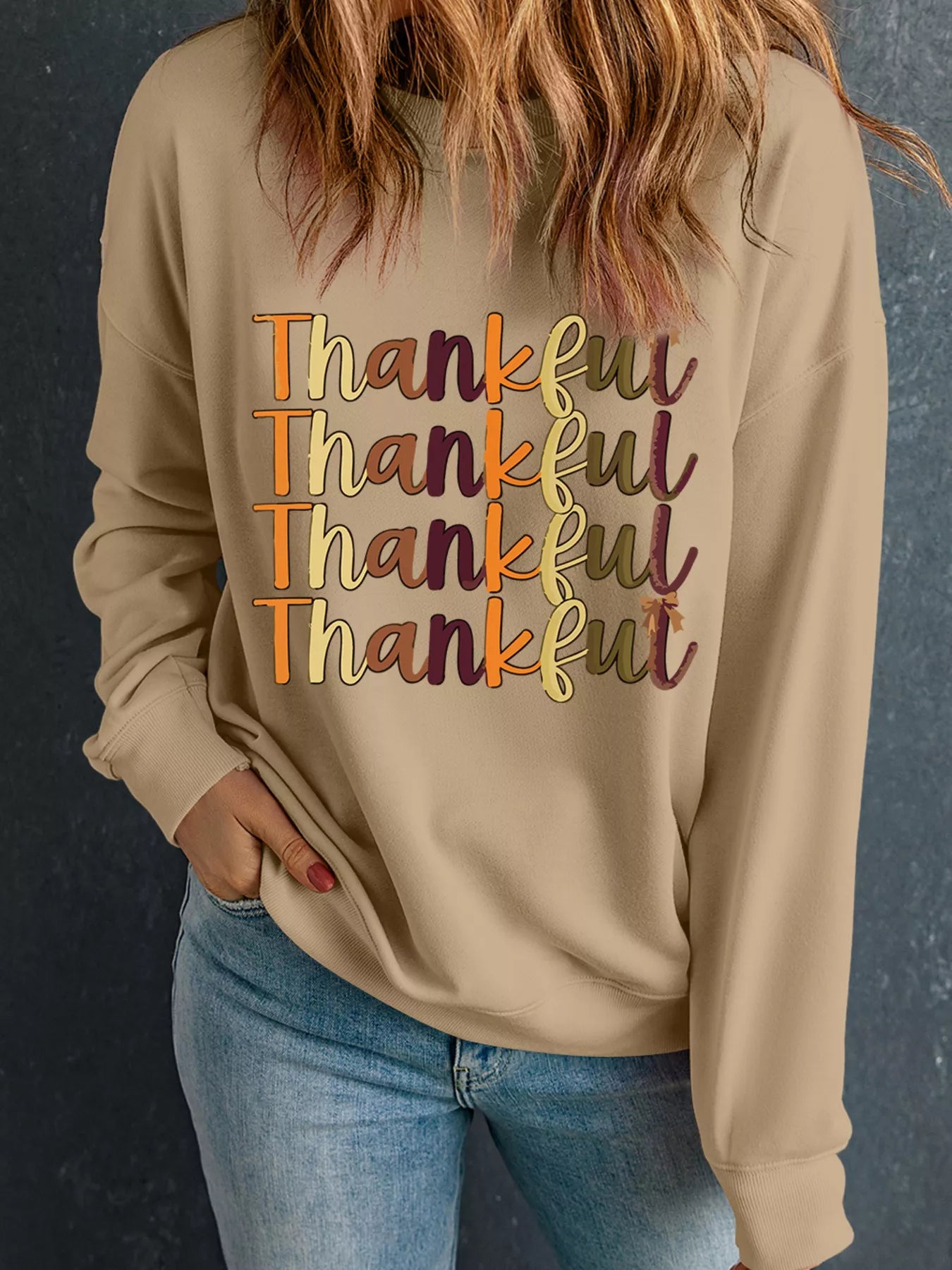 Casual fit drop shoulder sweatshirt in cotton-polyester blend with long sleeves and crew neck.
