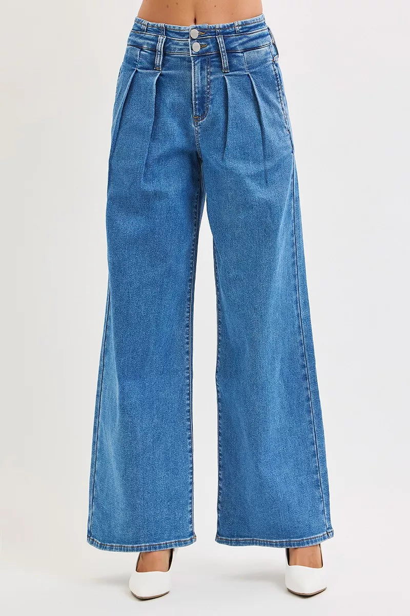 Mid-rise wide-leg pleated jeans in blue denim, plus size.