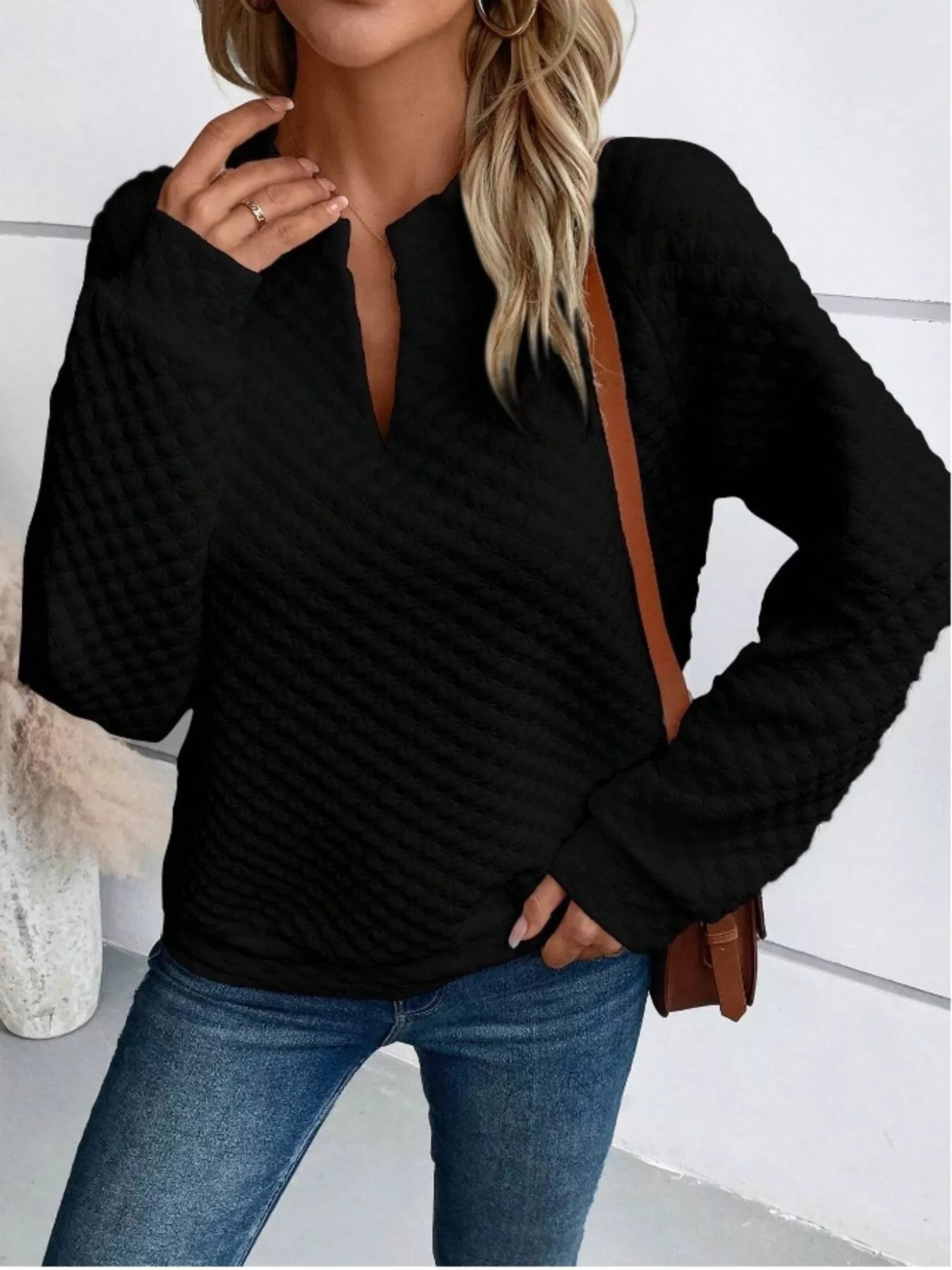 Textured sweatshirt with notched raglan sleeves in a basic style and no stretch fabric.