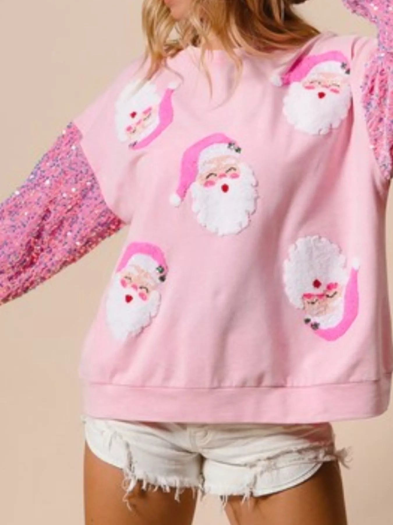 A soft polyester sweatshirt with long sleeves and delicate sequins for a festive look.