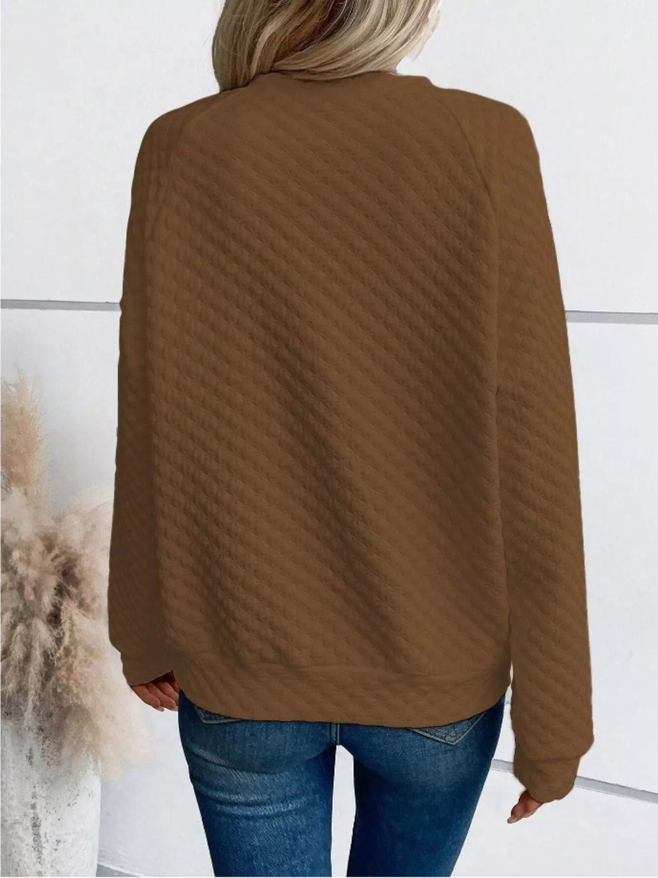 Textured sweatshirt with notched raglan sleeves in a basic style and relaxed fit.
