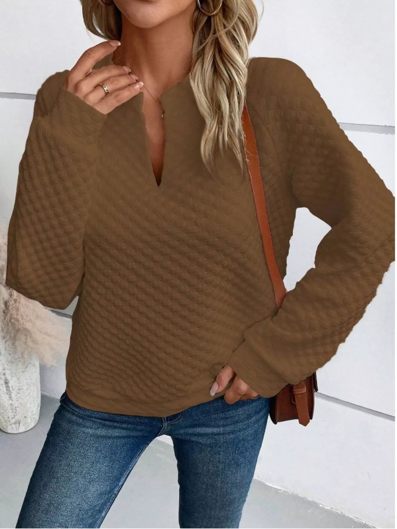 Textured sweatshirt with notched raglan sleeves in a basic style and relaxed fit.